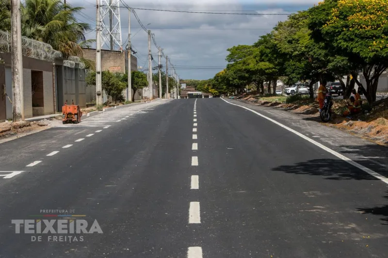 Prefeitura de Teixeira de Freitas avança com obras de pavimentação na Avenida Profeta Issa, no Monte Castelo 
