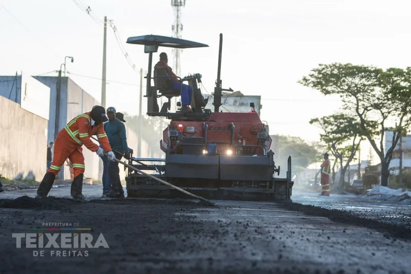 Prefeitura de Teixeira de Freitas avança com obras de pavimentação na Avenida Profeta Issa, no Monte Castelo 