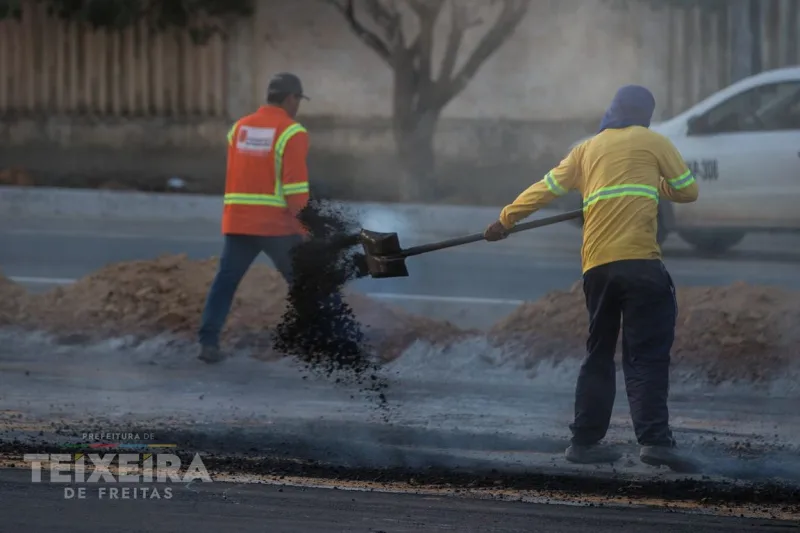 Prefeitura de Teixeira de Freitas avança com obras de pavimentação na Avenida Profeta Issa, no Monte Castelo 