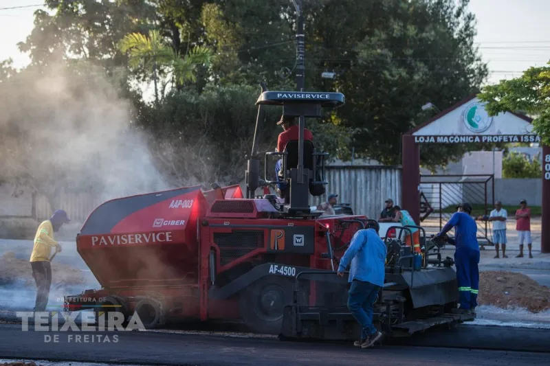 Prefeitura de Teixeira de Freitas avança com obras de pavimentação na Avenida Profeta Issa, no Monte Castelo 