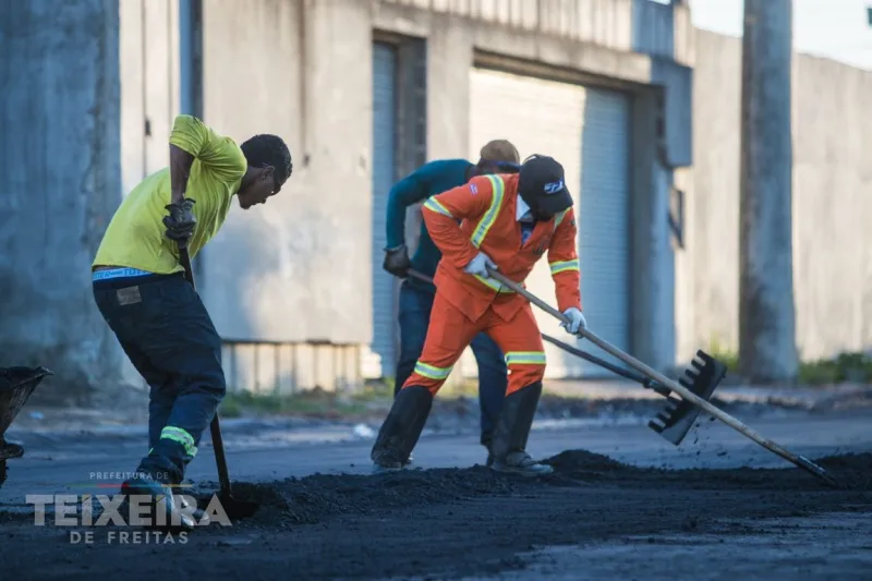 Prefeitura de Teixeira de Freitas avança com obras de pavimentação na Avenida Profeta Issa, no Monte Castelo 