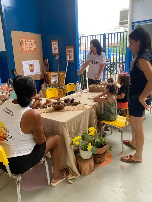CMEI Isael de Freitas Correia promove oficina de brinquedos recicláveis com participação das famílias