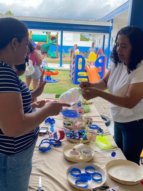 CMEI Isael de Freitas Correia promove oficina de brinquedos recicláveis com participação das famílias