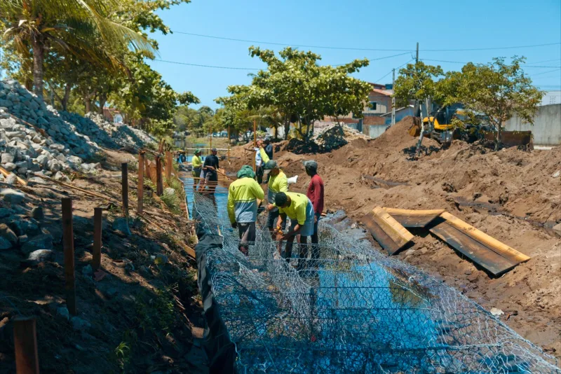 Prado avança com obras de drenagem e contenção sob a gestão do prefeito Gilvan