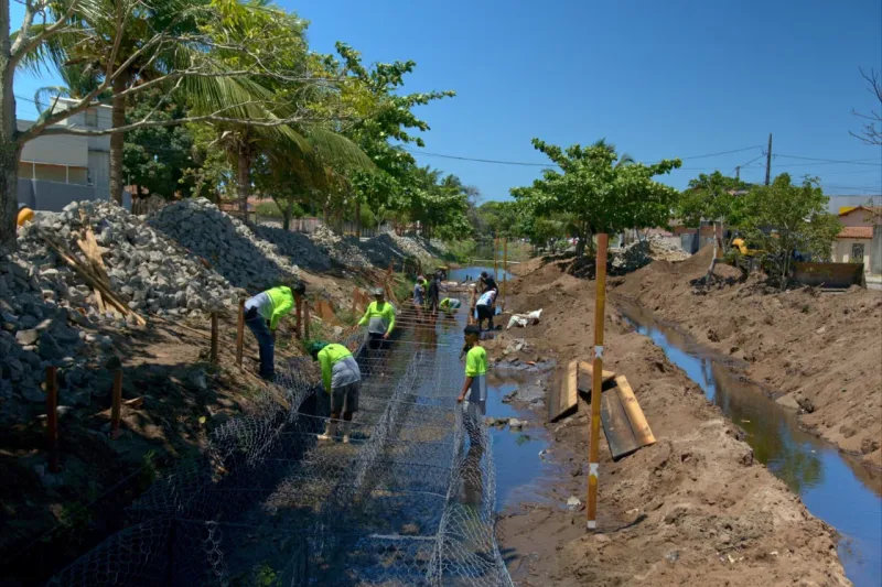 Prado avança com obras de drenagem e contenção sob a gestão do prefeito Gilvan