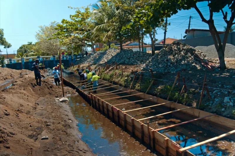 Prado avança com obras de drenagem e contenção sob a gestão do prefeito Gilvan