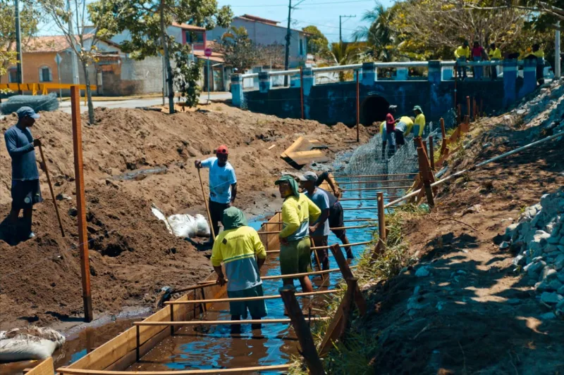 Prado avança com obras de drenagem e contenção sob a gestão do prefeito Gilvan