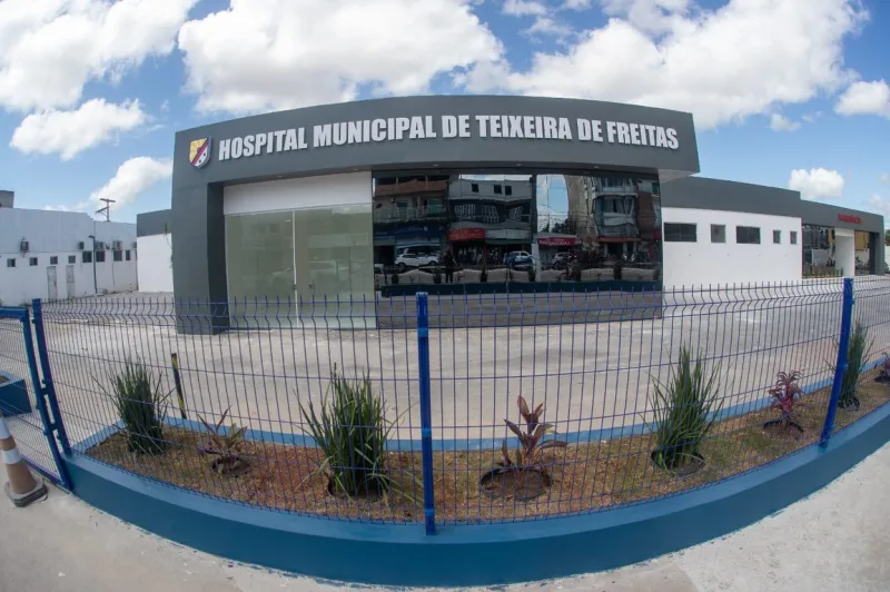 Reforma da fachada do Hospital Municipal de Teixeira de Freitas melhora segurança e acolhimento aos pacientes