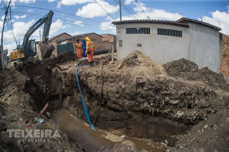Teixeira de Freitas avança com obras de drenagem no bairro Luiz Eduardo e pavimentação no Jardim Liberdade