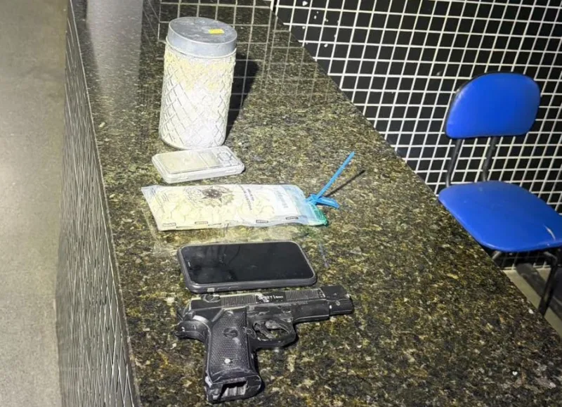 Polícia Militar apreende 130 porções de cocaína e simulacro de arma de fogo em Itamaraju