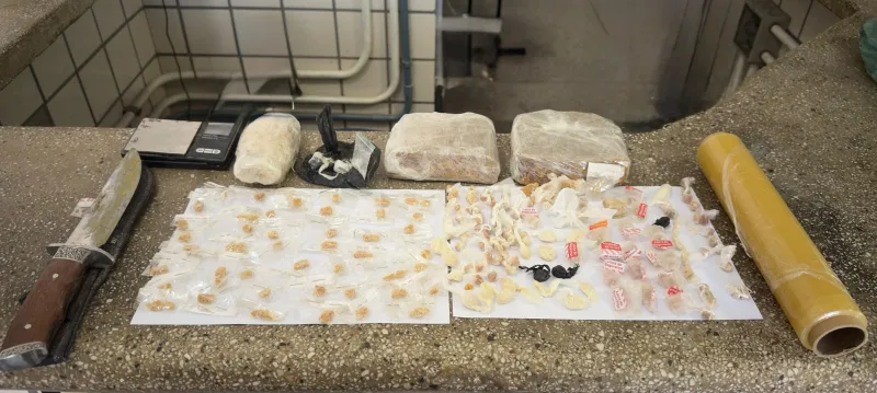 Suspeitos fogem pelos quintais ao ver polícia e abandonam mochila com drogas em Teixeira de Freitas
