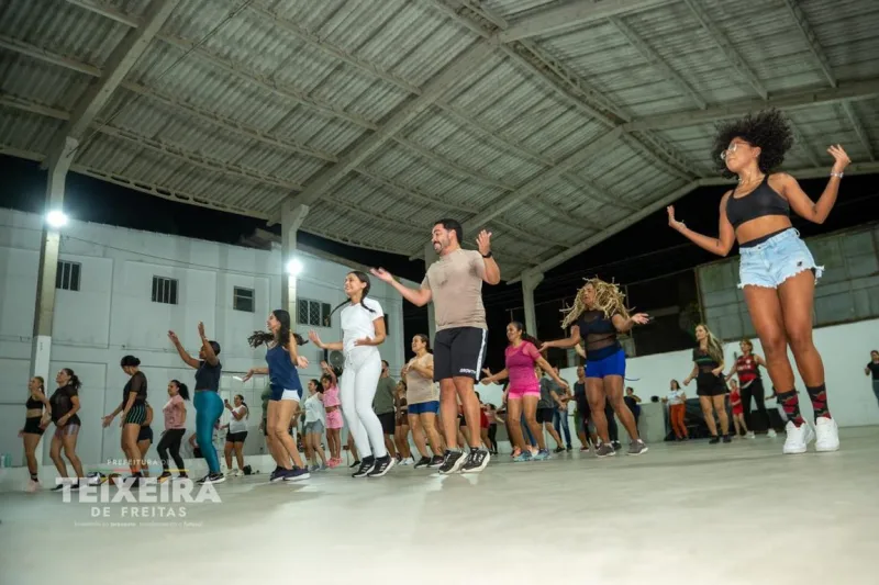 Dança na Praça reúne mais de 65 pessoas na primeira edição em Teixeira de Freitas