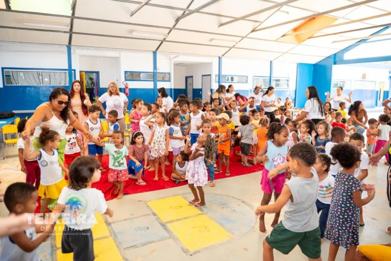 Palhaços e balé encantam crianças em CMEI de Teixeira de Freitas durante programação especial