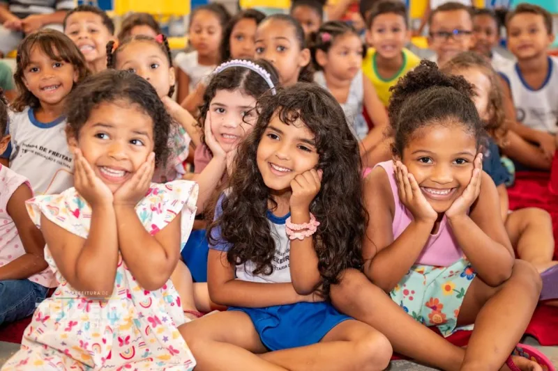 Palhaços e balé encantam crianças em CMEI de Teixeira de Freitas durante programação especial