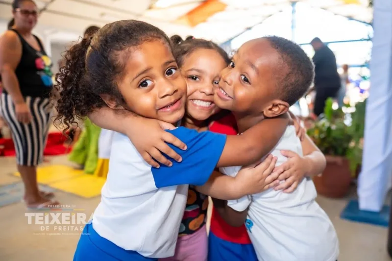 Palhaços e balé encantam crianças em CMEI de Teixeira de Freitas durante programação especial