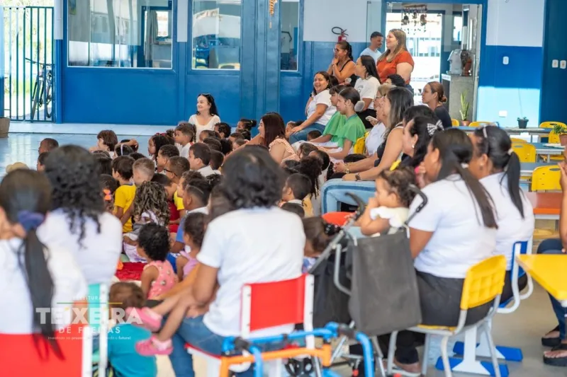 Palhaços e balé encantam crianças em CMEI de Teixeira de Freitas durante programação especial