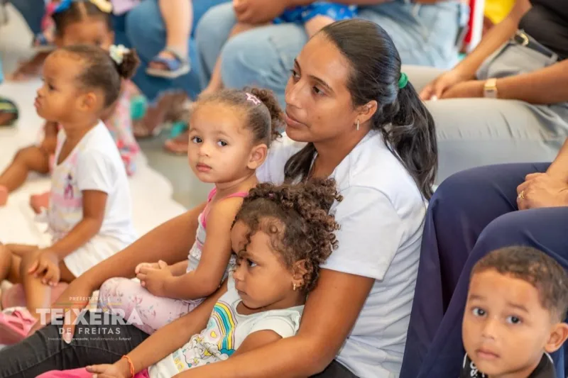 Palhaços e balé encantam crianças em CMEI de Teixeira de Freitas durante programação especial
