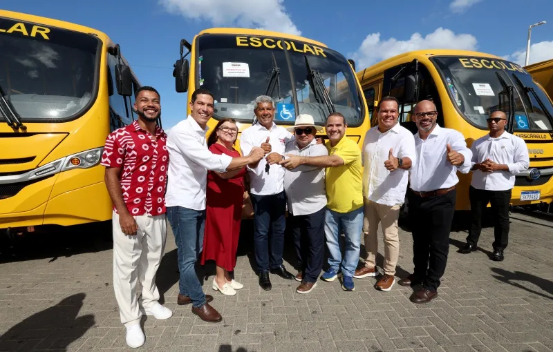 Governador Jerônimo Rodrigues entrega 101 ônibus escolares rurais para ampliar transporte de estudantes em municípios baianos