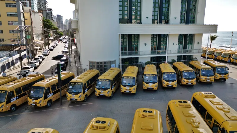Governador Jerônimo Rodrigues entrega 101 ônibus escolares rurais para ampliar transporte de estudantes em municípios baianos