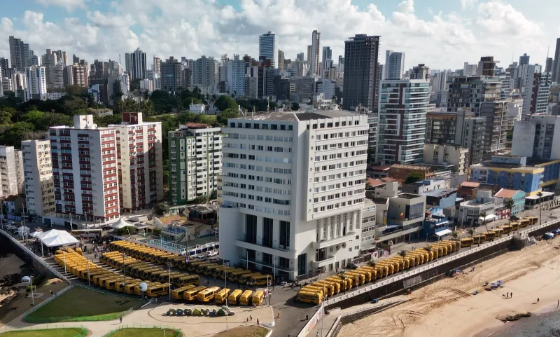 Governador Jerônimo Rodrigues entrega 101 ônibus escolares rurais para ampliar transporte de estudantes em municípios baianos
