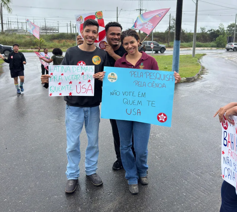 Estudantes do IF Baiano realizam ato em defesa da educação pública e da reeleição de Lula Estudantes do IF Baiano realizam ato em defesa da educação pública e da reeleição de Lula