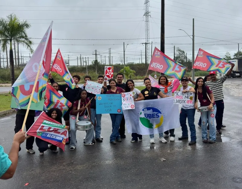 Estudantes do IF Baiano realizam ato em defesa da educação pública e da reeleição de Lula Estudantes do IF Baiano realizam ato em defesa da educação pública e da reeleição de Lula