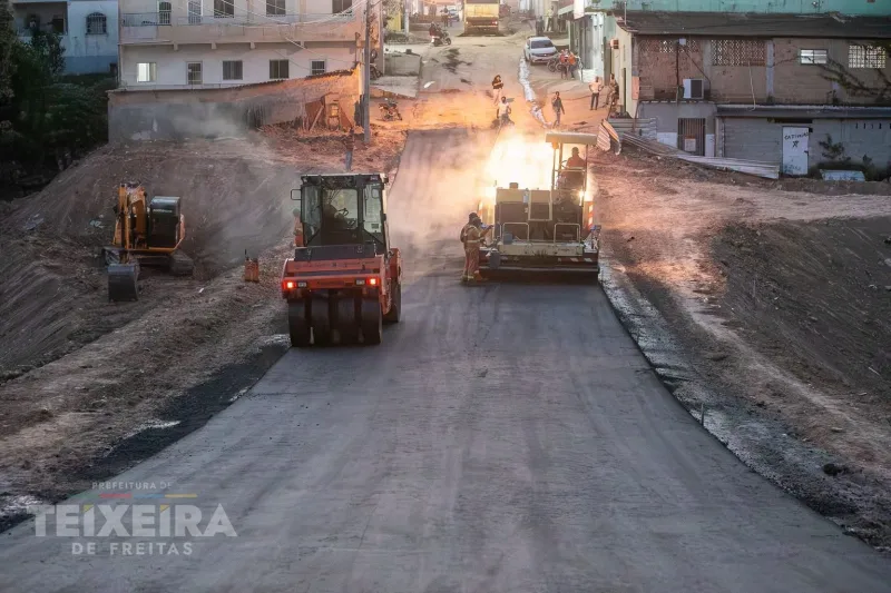 Prefeitura avança com obras de pavimentação e drenagem em ruas de Teixeira de Freitas