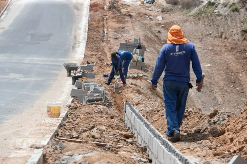 Prefeitura avança com obras de pavimentação e drenagem em ruas de Teixeira de Freitas