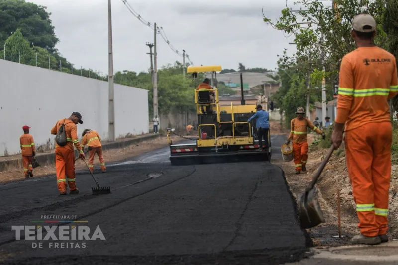 Prefeitura avança com obras de pavimentação e drenagem em ruas de Teixeira de Freitas