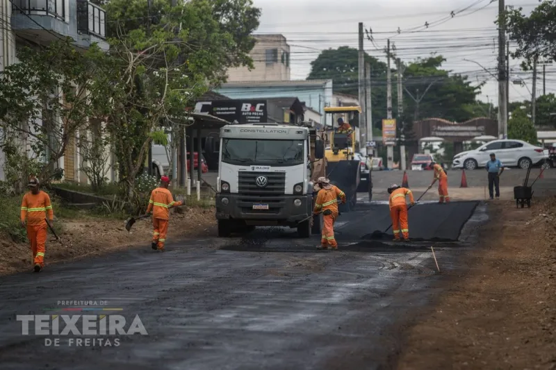 Prefeitura avança com obras de pavimentação e drenagem em ruas de Teixeira de Freitas