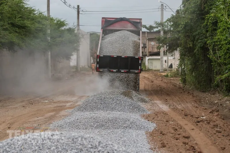 Prefeitura avança com obras de pavimentação e drenagem em ruas de Teixeira de Freitas
