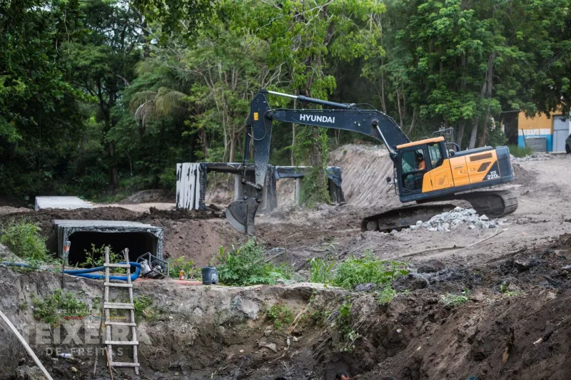 Obras de drenagem avançam na área do futuro Parque Ecológico de Teixeira de Freitas