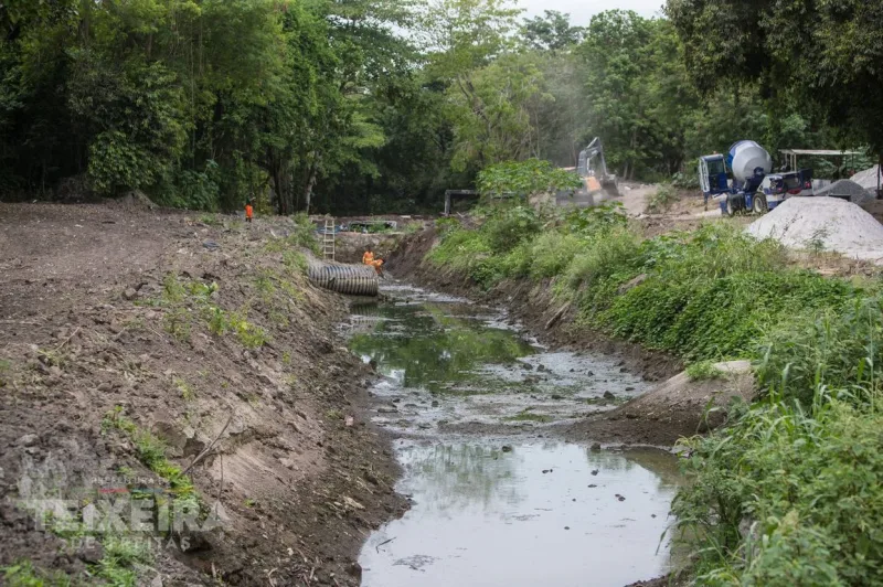 Obras de drenagem avançam na área do futuro Parque Ecológico de Teixeira de Freitas