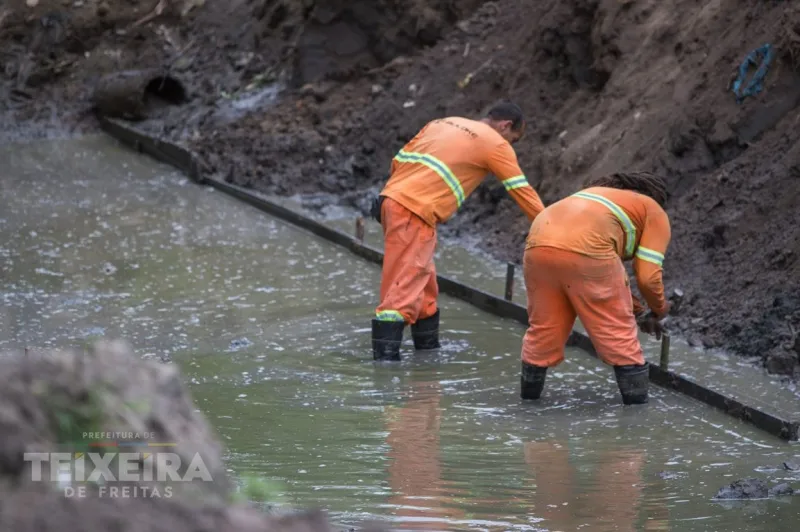 Obras de drenagem avançam na área do futuro Parque Ecológico de Teixeira de Freitas