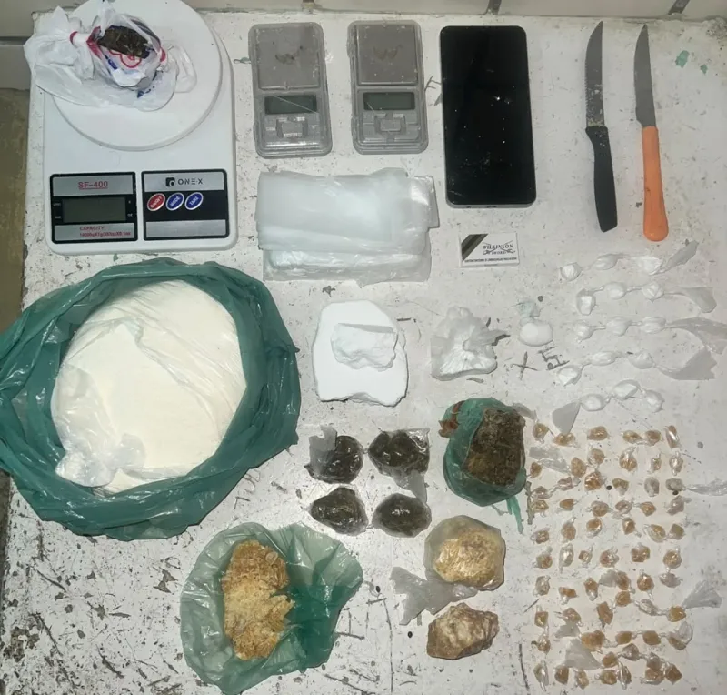 Homem preso com cocaína, crack e maconha em Teixeira de Freitas diz que recebia R$ 2,5 mil para guardar drogas Homem preso com cocaína, crack e maconha em Teixeira de Freitas diz que recebia R$ 2,5 mil para guardar drogas