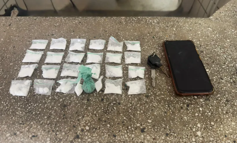 PMBA prende homem com papelotes de cocaína em Teixeira de Freitas PMBA prende homem com papelotes de cocaína em Teixeira de Freitas