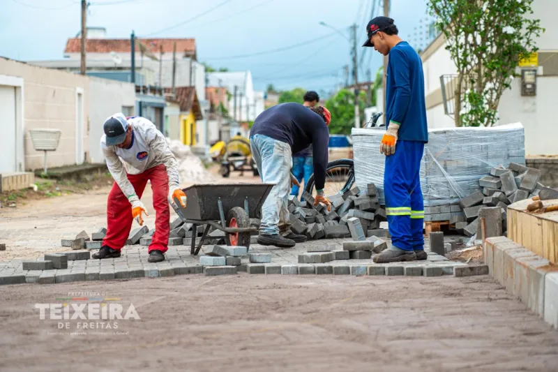 Prefeitura de Teixeira de Freitas pavimenta mais de 7 mil m² de vias no Nova Teixeira