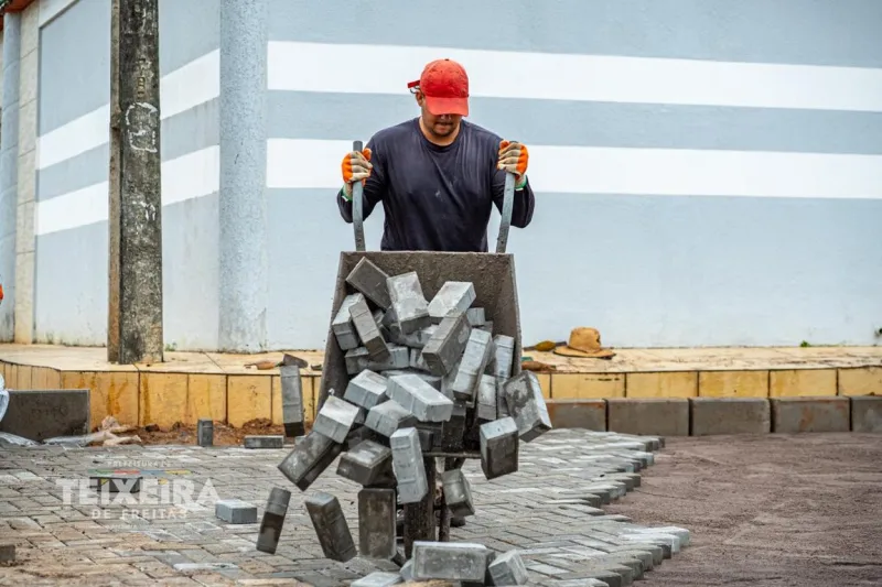 Prefeitura de Teixeira de Freitas pavimenta mais de 7 mil m² de vias no Nova Teixeira