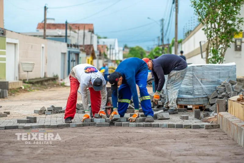 Prefeitura de Teixeira de Freitas pavimenta mais de 7 mil m² de vias no Nova Teixeira
