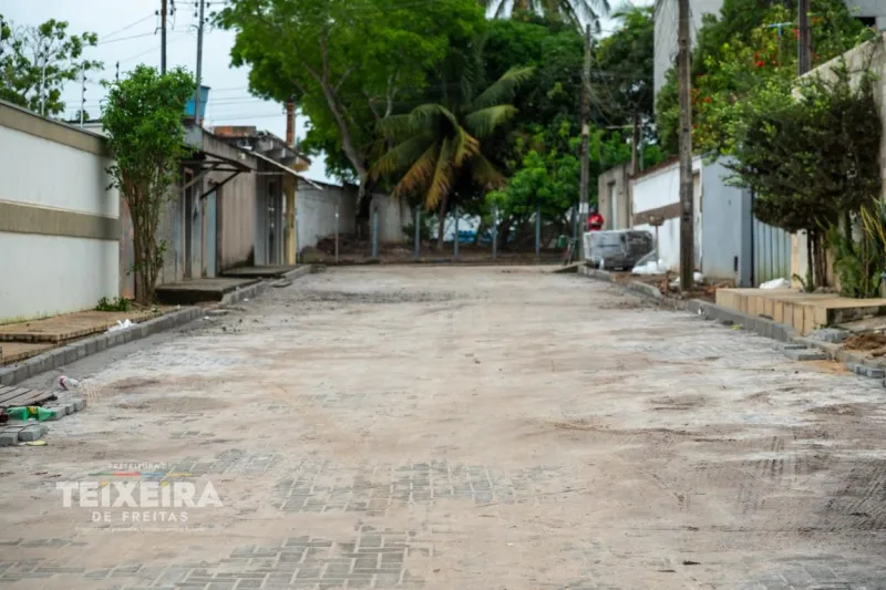 Prefeitura de Teixeira de Freitas pavimenta mais de 7 mil m² de vias no Nova Teixeira