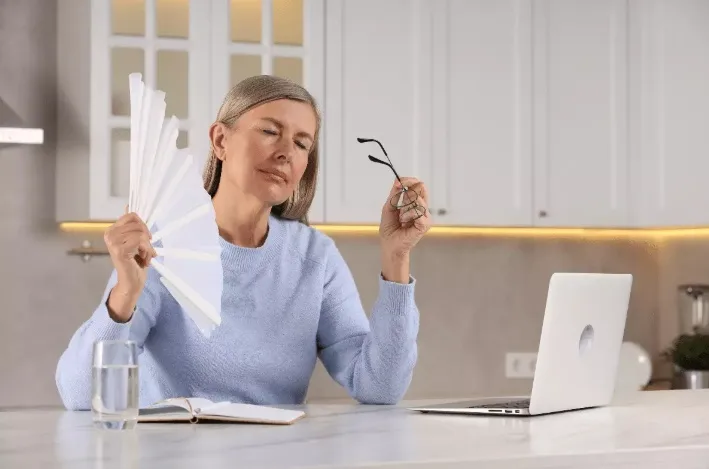 Calor na menopausa: por que o corpo parece 