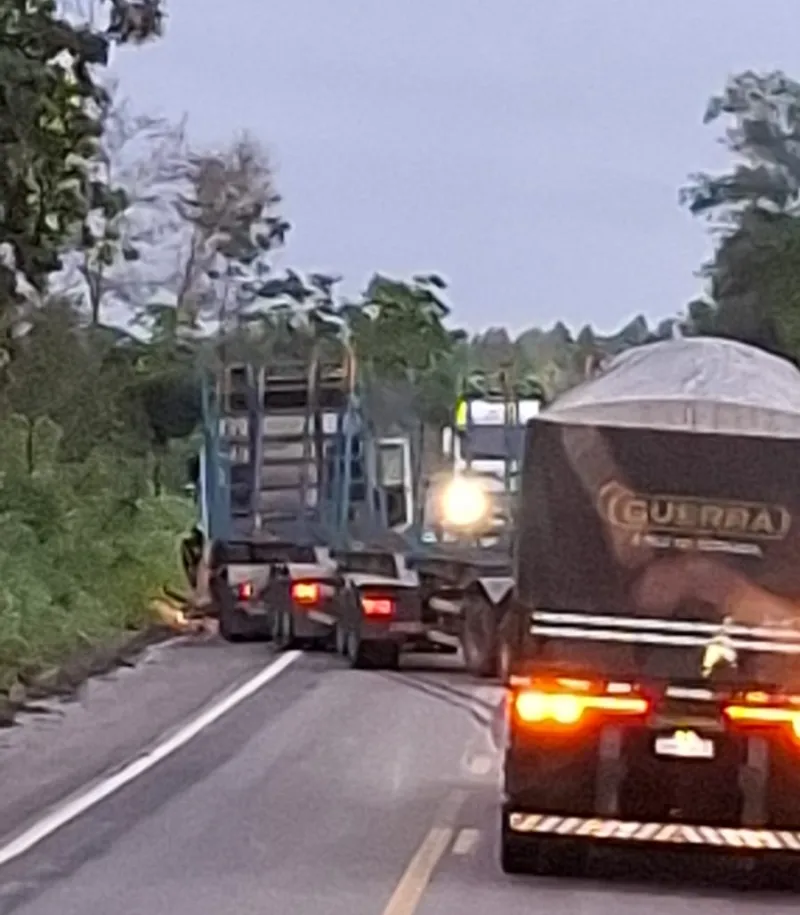 Colisão frontal entre carro e carreta deixa idoso gravemente ferido na BR-101, em Itabatã Colisão frontal entre carro e carreta deixa idoso gravemente ferido na BR-101, em Itabatã