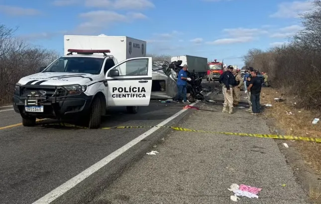 Van que transportava pacientes com câncer bate de frente com caminhonete e deixa seis mortos Van que transportava pacientes com câncer bate de frente com caminhonete e deixa seis mortos