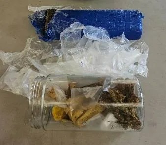 Suspeito foge ao perceber presença da PM e deixa quase 1 kg de maconha na Barra de Alcobaça