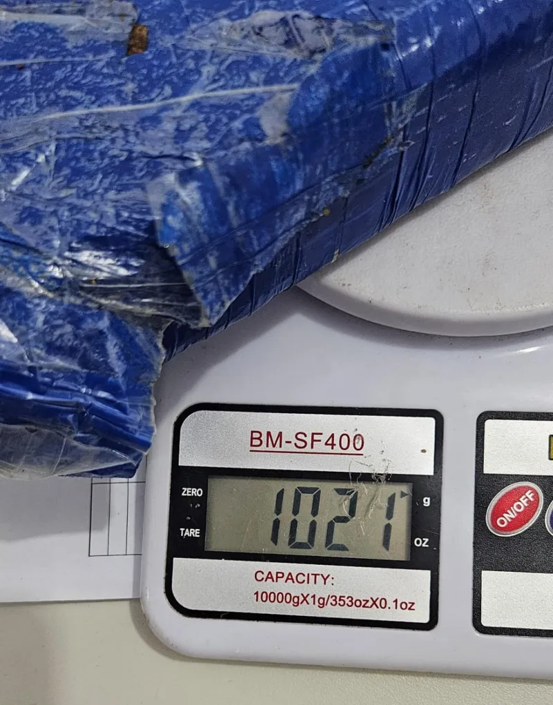 Suspeito foge ao perceber presença da PM e deixa quase 1 kg de maconha na Barra de Alcobaça