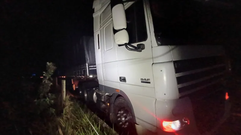 Colisão frontal entre dois caminhões deixa motorista ferido na BR-101, em Vereda