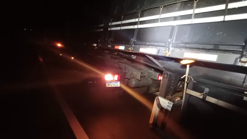 Colisão frontal entre dois caminhões deixa motorista ferido na BR-101, em Vereda
