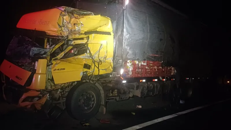 Colisão frontal entre dois caminhões deixa motorista ferido na BR-101, em Vereda