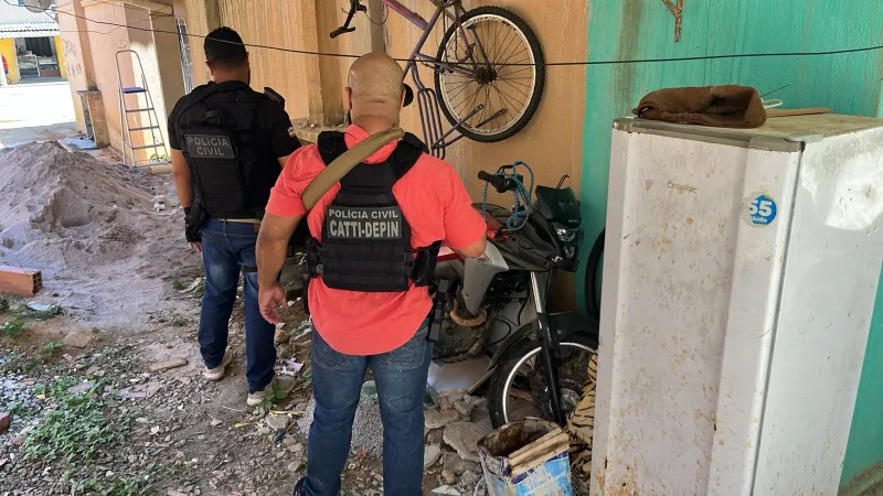 Duas motos roubadas em Eunápolis são encontradas escondidas dentro de casa em Porto Seguro Duas motos roubadas em Eunápolis são encontradas escondidas dentro de casa em Porto Seguro
