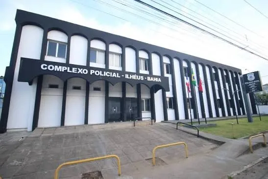 Criança de 2 anos é atingida por faca durante ataque à mãe em barraca de acarajé na Bahia